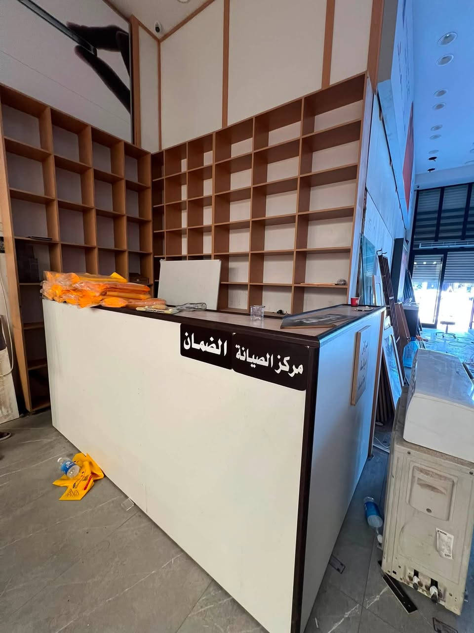 � للبيع فاترينات عرض للمحلات بحالة ممتازة 🔥
إذا دا تفتح محل موبايلات، إكسسوارات، عطور، هدايا، أو أي مشروع تجاري، هاي الفاترينات راح توفر عليك تكلفة التفصيل. 👌

✅ فاترينات عرض خشب + زجاج بمقاسات عملية وأنيقة.
✅ رفوف كبيرة تتحمل العرض بشكل مرتب.
✅ فاترينة هوكات خاصة لتعليق الإكسسوارات، الكفرات، السماعات، الكيبلات، أو أي بضاعة.
✅ تصلح لكل أنواع المحلات.
✅ حالتها جداً نظيفة وجاهزة للاستخدام مباشرة.

📍 البيع كامل أو حسب الاتفاق.
💰 السعر مناسب جداً للجادين.

للاستفسار والمزيد من الصور راسلني على الخاص.
***********

فرصة ممتازة لأي شخص يريد يجهز محله بأقل تكلفة وبديكور مرتب وفخم.
