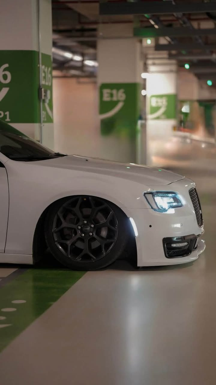 ٣٠٠s • V8 ٥.٧ • ماشية ٩١ الف