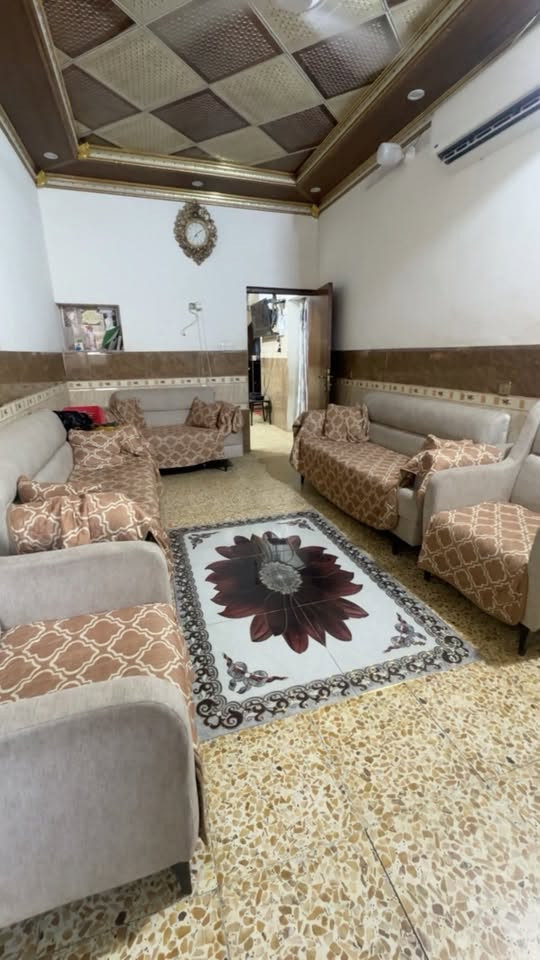 بيت للبيع مساحة ١٠٠ متر بلديه
في حي العامل المنطقه الاخيره قريب جدا من مول الباقر التجاري مكان نظيف شوارع تبليط  يحتوي ع استقبال مطبخ صاله غرفه نوم  صحيات داخليه وخارجيه  والطابق الثاني يحتوي ع غرفه نوم 

للاستفسار***********
