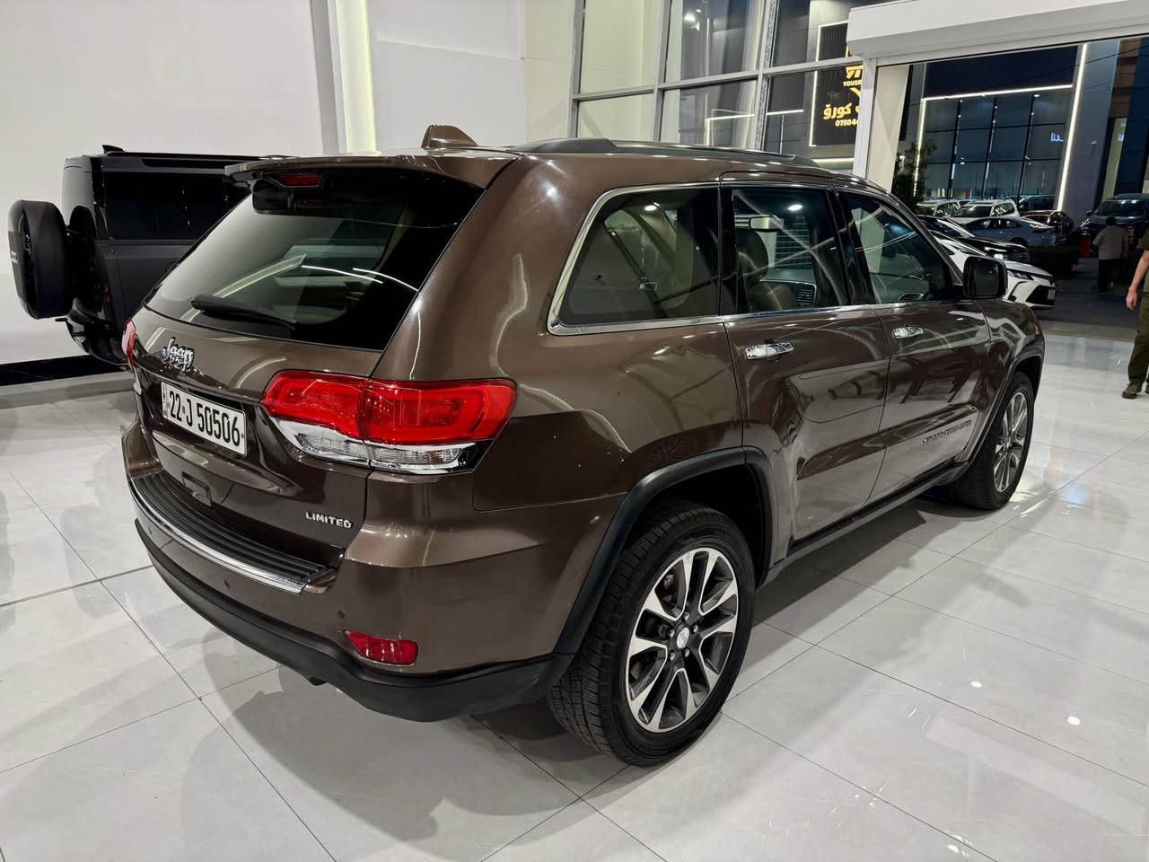 جيب گراند شيروكي 2018 (خليجي وكالة هارلم)
فول مواصفات 4x4 Limited Plus 

دفع رباعي ، بانوراما ، 3 شاشات ، كشنات تبريد و تدفئة ، حساسات امامي و خلفي ، شاشة كار بلي

كفالة عامة بدون حادث بدون صبغ بدون تبديل فقط
و حتى الدعاميات بشرط ماشية قليل 61 مايل
سيارة جديدة كلش و متصرف دينار عليهة

كلشي بيهه بشرط كير ومحرك وكهربائيات وصدر بدون نقص برغي

رقم وسنوية وهزة جديدة بأسمي 
مكاني اربيل 
السعر ( 235 ورقة ) وبيهه مجال للشراي

***********
*********** أربيل, العراق
