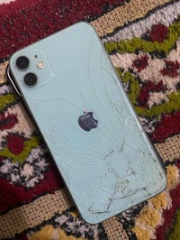 آيفون ١١ • ظهره مكسور • بطارية ٧٢