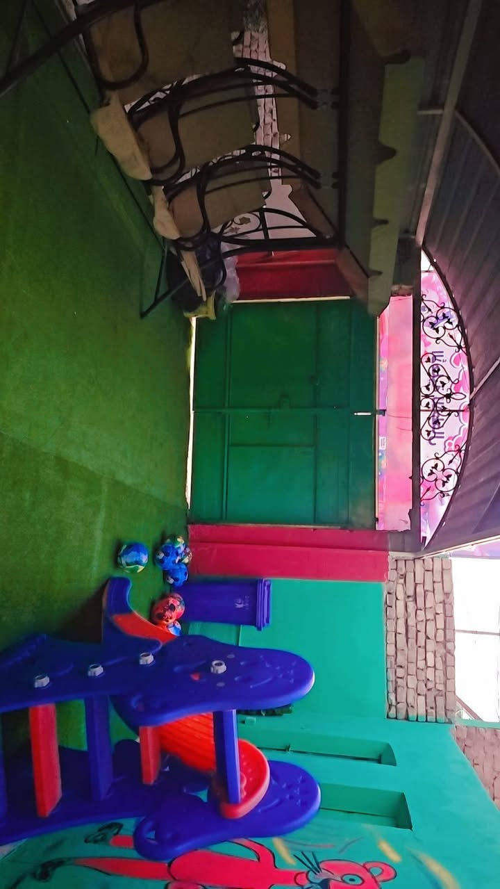 السلام عليكم ورحمة الله وبركاته 
حي الوحده شارع جامع الامام الرضا قرب مجمع ثامن الحجج  
التسجيل مستمر يوميا من الساعه ٨ صباحا الى١٢ ضهرا 
المستمسكات جنسيه الطفل  جنسيه والده ووالدته مستنسخات ٢ صور مع كارت اللقاح
تدريس منهج كامل للأول ابتدائي  لصفوف الروضه 
ومنهج خاص لصفوف التمهيدي 
يوجد حضانه من عمر يوم الى ٣ سنوات مجهزه بأحدث مستلزمات الأطفال 
صفوف الحضانه والتحضيري والتمهيدي والروضة 
الروضه مجهزه بالكاميرات 
توجد خطوط نقل لكافه المناطق 
القصد ٥٠ بدون نقل 
٧٥ مع النقل 
*********** للاستفسار  الاداره
