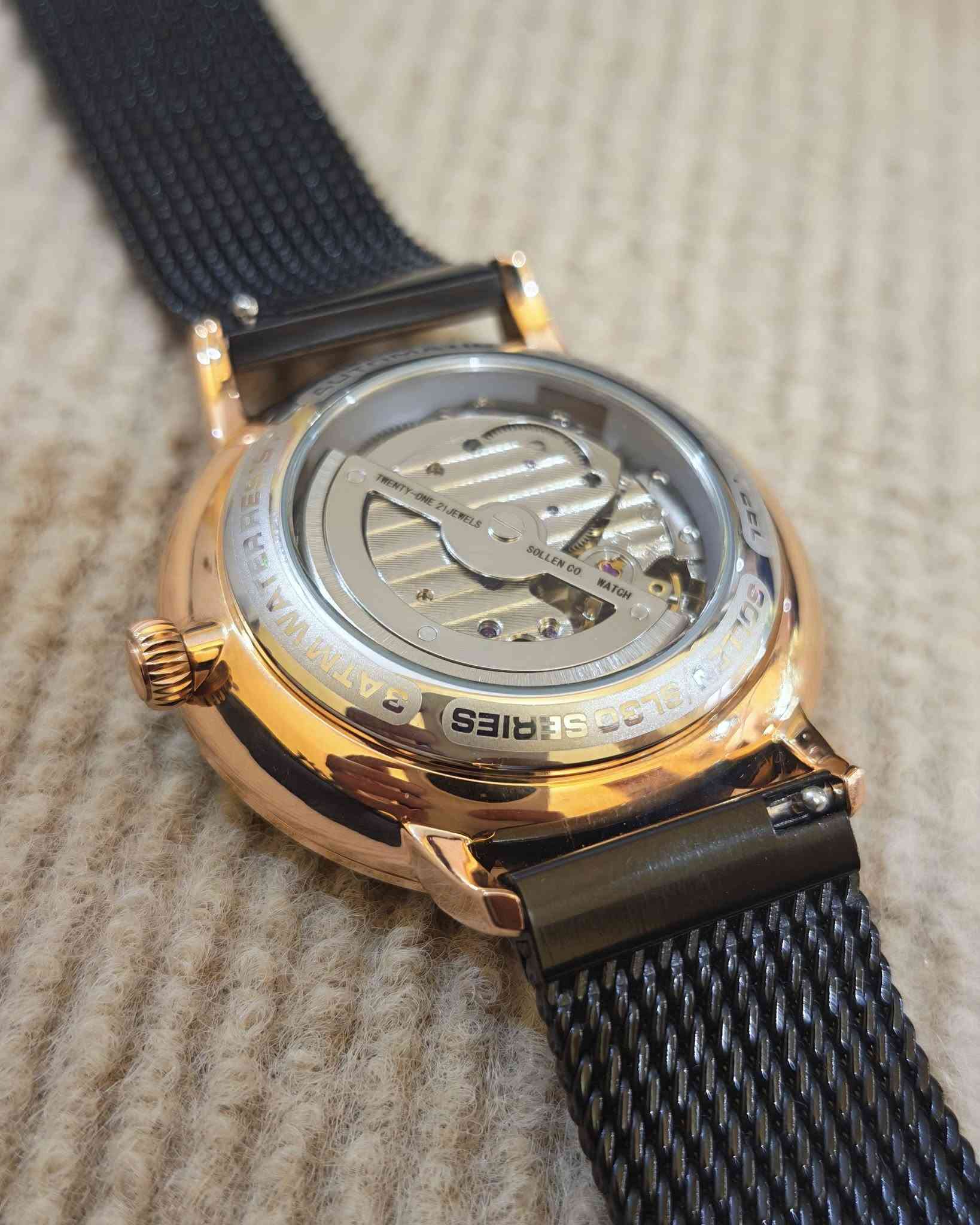 يا الله
شباب مزاد يبدي المزاد من 80 ألف وشتوصل بالعافية 
***********

نص مكتوب في الصور:
- PRODUCT SPECIFICATIONS Case Diameter: 42mm | Thickness: 14mm Waterproof: 3ATM | Band Length: 210mm | Mirror: Mineral Glass | Movement: Automatic Mineral Glass Scratch Resistant 3ATM Waterproof Automatic Movement 42mm Diameter 14mm Thickness 210mm Band Length Perfect Gift for Men