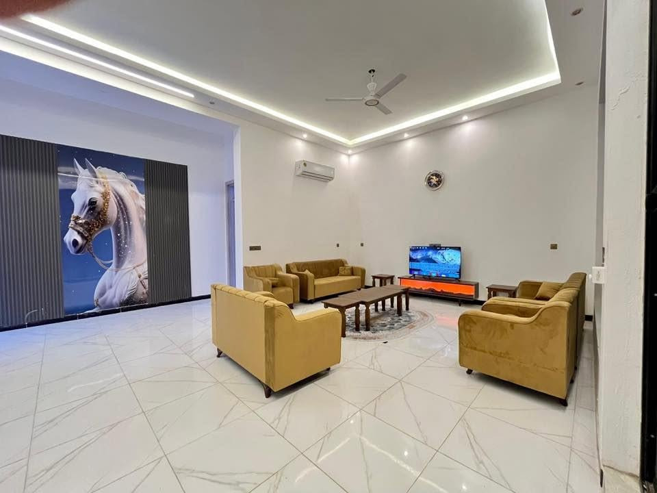 مزرعه مساحه 1116 واجه 14.5 ونزال 77 مع الشارع 
#البعيثه مقابل جامع التوبه في الفرحان
#غرفتين نوم 5*5 مع حمام لكل غرفه 
#صاله كبيره 5*12 
#مطبخ أمريكي 
# حمام عدد4
#بيت للحارس عند مدخل المزرعة يتكون من غرفه نوم كبيره5*5 مع مطبخ مع حمام وتواليت كبير
#باربكيو مشويات مع التنور كبير وجميل
#مسبح كبير 5*10مع مسبح للأطفال تدفئه حار بارد للعمل شتاءً مع سقيفه جميله من الحديد الثقيل
#جلسات مسقفه عدد2 
# مولده كبيره 850 امبي 
# حديقه كبيره مزروعه بالثيل وكما الصور والفديوهات
‏***********
