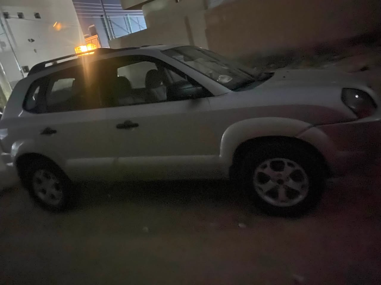توسان موديل 2009 وارد خليجي ماشيه 128 محرك 2000 كير اوتماتيك تخم تاير ويل كب شاشه فتحه بالسقف رقم بغداد انكليزي بسمي تحويل ثاني يوم سياره بيها اقل ربع بنيد صبغ وعليها ادامه كامله نوزلات ابلكات فيت بم كامل هوه العلبه مالته كامل دوشمه جديده سياره جاهزه ع اخر حبايه متصرف عليها الف دينار سعرها 115 وبيها مجال مكاني الانبار - فلوجه اي استفسار ع رقم  ‭***********‬
