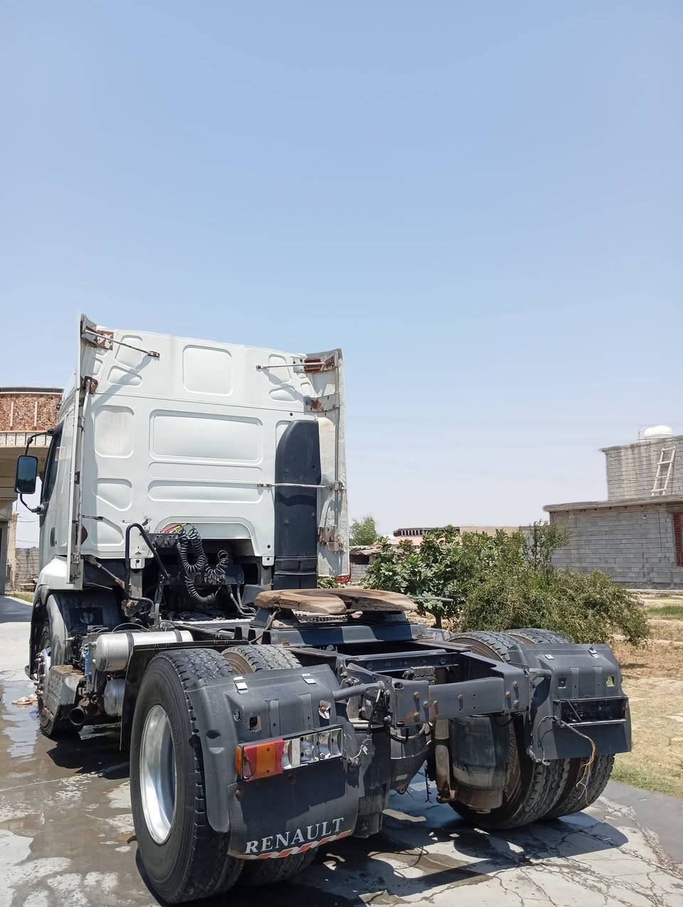 بعد التحية وسلام رينو للبيع مربوطة صهريج  سنويه بعدها ما نافذه سيارة جاهزه بس بيه نمره وحدة ماتجي وسياره بيه شويه تبخير  السيارة صدر جديد تاروسه جديد جعمقه ستيرن جديد تخم تاير السعر 90وبيها مجال بسيط غير متواجد على الفيس للاستفسار ***********
