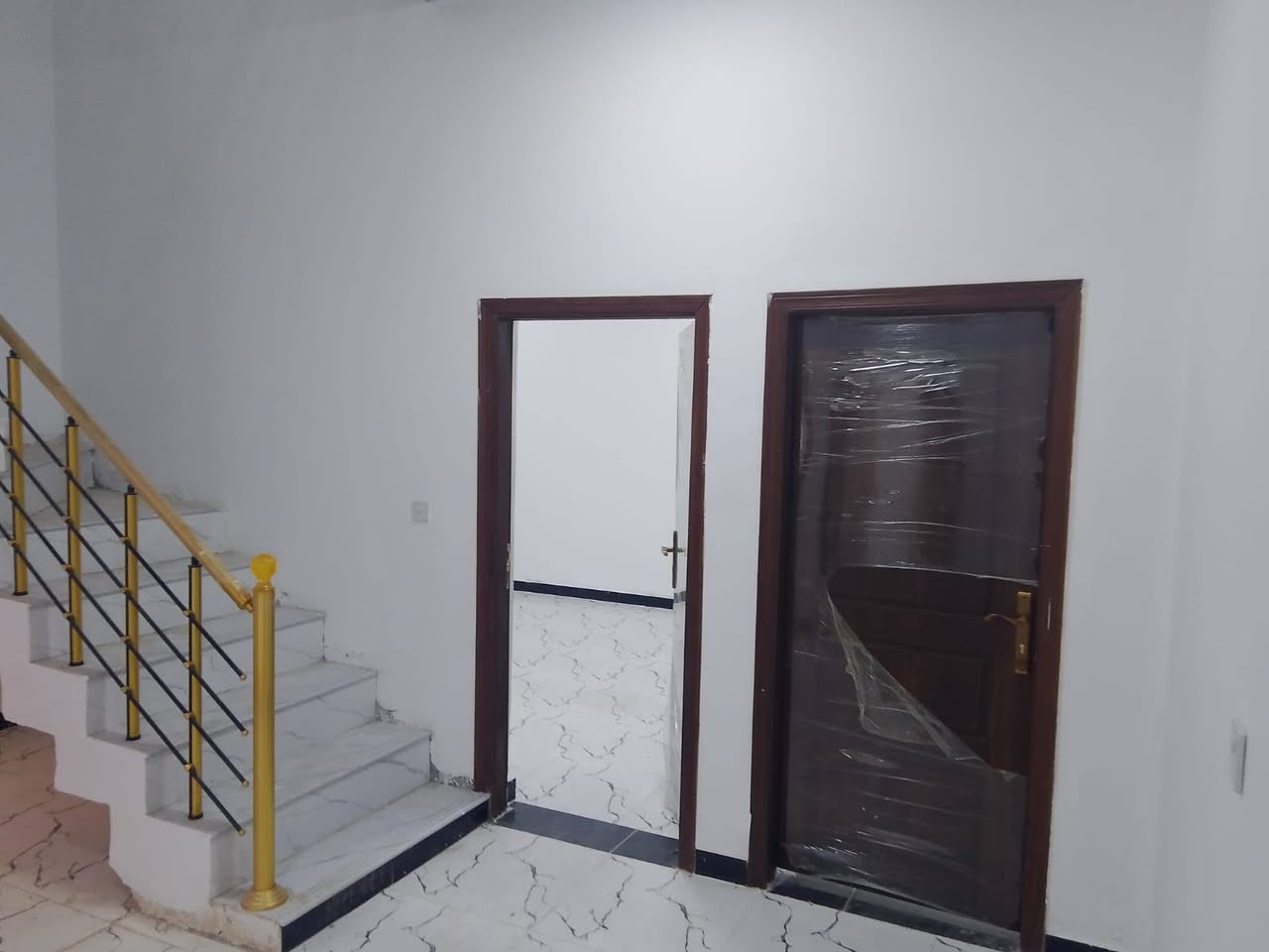 سلام عليكم 
يعلن مكتب عقارات الأصدقاء 
عن وجود بيت للبيع 
العنوان البصره ابو الخصيب حي العسكري شارع المحكمه 
جنس العقار طابو زراعي عراقي 
المساحه 200م
يحتوي البيت على كراج + ديوانيه + مطبخ + 2 غرف نوم + صحيات داخليه وخارجيه 
السعر 100 مليون وبي مجال 
للأستفسار اتصل على الرقم 
(***********)
