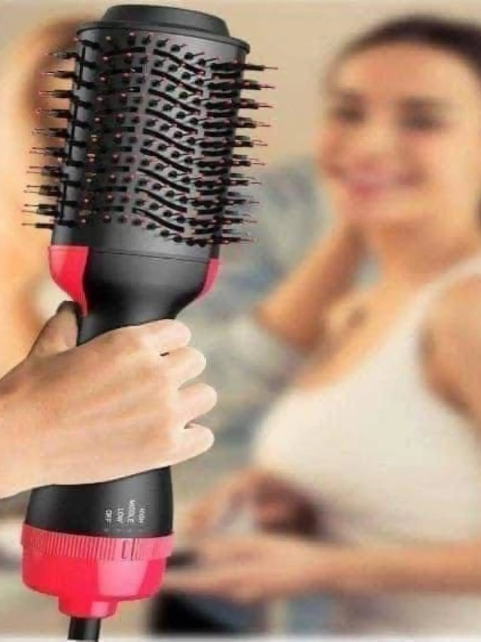 فرشة سشوار حراري ONE STEP 
تصميم ايطالي بروفشنال 🇮🇹
الفرشة الي تكلمت عليه الجميله نورس ستار❤️

كلش سريعة وعملية تجفف وتصفف الشعر بنفس الوكت 

فرشه شسوار شغلهه روعة وسهله الاستخدام ⚘⚘
الفرشة اسنانها ضدالتشابك او التقطيع 💯💯
مفيده للبنات💄💄 الي يتعاجزون من استخدام الشسوار العادي
يستخدم بحالة الشعر الكيرلي و الشعر الطويل 
💖💖الشرح وطريقة الاستخدام موضحة بالفيديو عن طريق تجربة نورس ستار 💋💋

بيه  3 سرعات ( عالي ، وسط ، منخفض ) 
ممكن يستخدم الجهاز مع علاج الكيراتين والبروتين 

قوة الجهاز 1000واط
السعر  14  الف 
🚘يوجد خدمة توصيل لجميع محافظات العراق ٤ الاف🚘
***********

نص مكتوب في الصور:
- Shoppin ONE STEP HAIR DRYER AND STYLER Air-out vent