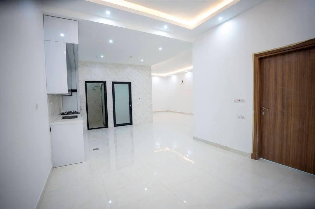 للبيع شقة جديده سكنية مميزة 🏠✨
📐 المساحة: 183 م²
🛏️ 3 غرف نوم
📍 ركن
🏢 الطابق الرابع
✨ الشقة مرتبة وجاهزة للسكن 
وبسعر مناسب جدا
للمهتمين والاستفسار، مراسلة ***********
