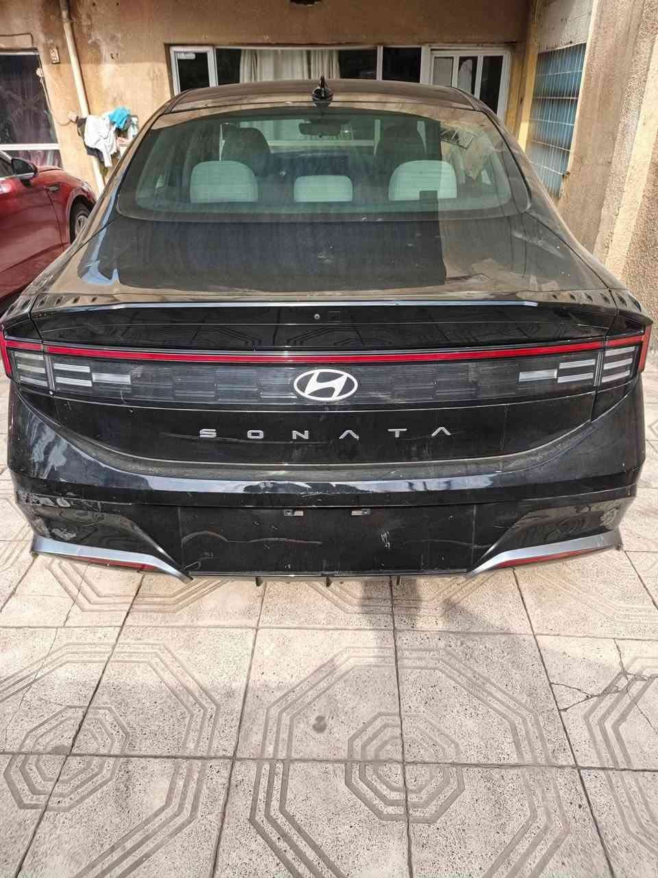 سوناتا الشكل الجديد بسعر مناسب جدا 

‏بيع فقط بيع فقط بدون مراوس 

‏موديل 2025 مواصفات sel كير ماوس كشن كهرباء وغيرها من الموصفات ماشية قليل 
‏بيها نواقص وحشاكم من النقص 
‏جرم بيها السمكري والصباغ 
‏نواقص شاشة انفطرت من جهة المسجل 
‏الليد الامامي يشكل مرات  
‏جوزة الدهن الفيشة مكطومة الوايرات بس هيه موجودة ومتاثر 
‏اعادة صبغ الجاملغ اذا تحب 
‏الجكمجة مكسورة وضاربيها خشابي 
واحد من دكتات التبريد مكسورة الريش 
‏حساس تاير واحد نقص 
‏رادار امامي مكسور 
‏بلاستكة داخلية جوه الباب  مدري وين ضيعوها
‏ارضيات خمطوها 
حمام للسيارة 
سيارة جاهزة بيها تعمير بالتكمة كلش حلو مسويها  يم باب السائق ورصعة بالقمارة كلش صغير ماتبين 
‏الباقي سليم حاليا سيارة شغالة وجاهزة والنواقص ذكرتها 
‏حرة دخول جديد باسمنا مدفوع كمرك وضريبة وغرامة حرب وفواتيرها كلها جاهزة  بدون رقم  تترقم باسمك بنفس اليوم 
‏محرك 2500 بدون تيربو المرغوب بانزين 
‏السعر 103ورقات ثقوا صارت ب152 كله اصلي اشتريت بس شغلها مو حلو  بس ماتاثر  الي مو نحس تفيدة جدا وبالعافية على الياخذها ومخليت شي ماحجيته 
‏هاتف *********** 
‏عنواني بغداد السيدية حي الاعلام شارع البدالة 
‏وعلى الخير لصاحب النصيب من كل قلبي 
‏بيع فقط بيع فقط بدون مراوس
