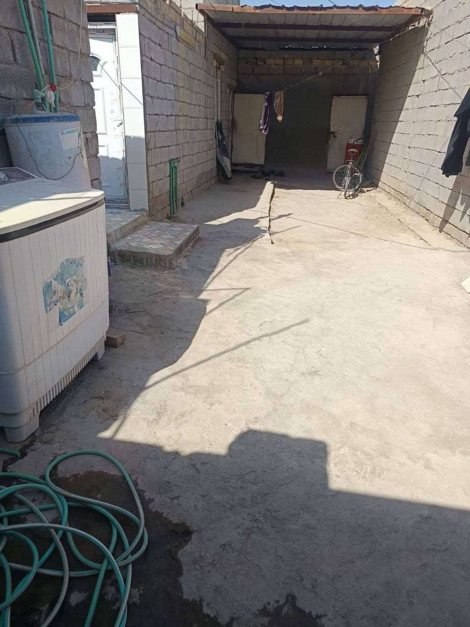 السلام عليكم بيت للبيع
للبيع بيت مرتب مساحته  330 متر، موقعه  بحاوي العباس (قرب رشيد السراي) ويبعد عن التبليط 50 متر بس.
خدمات المنطقة:
الماي، الكهرباء، الأمبير، والإنترنت الضوئي كلهن قريبات.
تفاصيل  البيت:
3 غرف نوم: كل غرفة مساحتها (5×4).
صالة كبيرة: مساحتها (13×4).
ديوانية : مساحتها (10×4).
مطبخ : مساحته (6×4).
صحيات: دبل صحيات.
السعر مناسب وما نختلف عليه إن شاء الله.
للتواصل والاستفسار أكثر، اتصلوا على الأرقام:
📱 ***********
📱 ***********

