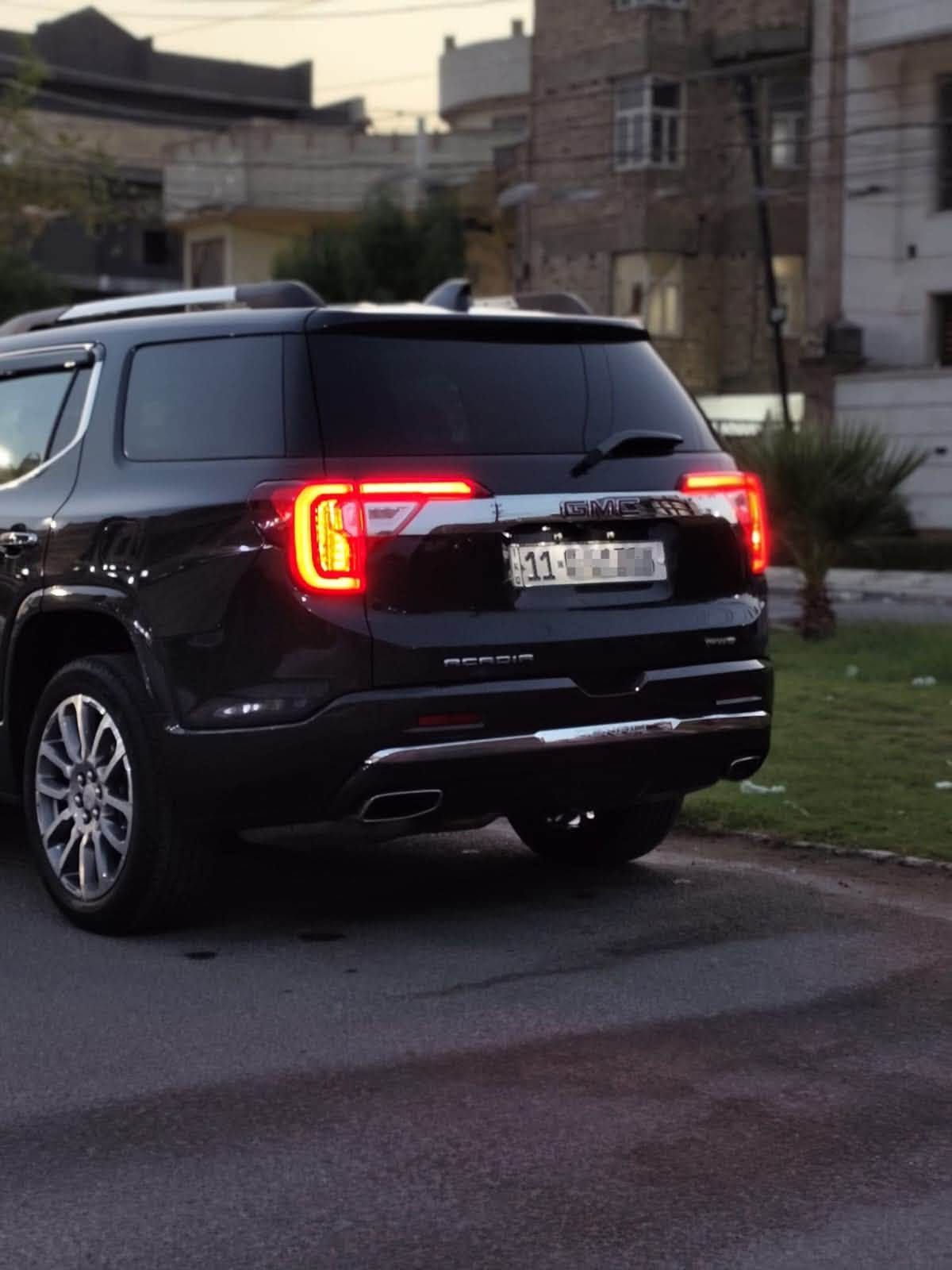 للبيع: جمس أكاديا دينالي 2023 (GMC Acadia Denali) – قمة الفخامة والأداء
الموديل: 2023
​الفئة: دينالي (Denali) – الفئة الأولى
اللون : فحمي ميتاليك رصاصي غامق  لون مميز 
​نظام الدفع: دفع كلي بجميع العجلات (AWD)
​خمس مودات للقيادة 
​المحرك: 6 سلندر (V6) بسعة 3.6 ليتر (أقوى وأهدأ محرك في فئته)
​الكير: أوتوماتيكي من 9 سرعات بنظام نقل مريح 
​الشكل الخارجي: شبك "دينالي" الكروم المميز + إضاءة LED بالكامل (أمامية وخلفية).
​الداخلية: مقاعد جلد فاخرة ومطرزة بشعار Denali.
​الراحة والتبريد: مقاعد أمامية كهربائية مزودة بنظام تبريد وتسخين + تسخين لمقاعد الصف الثاني.
​السعة: مقاعد مريحة للغاية لون بيجي. تتسع حتى 6-7 ركاب (مقاعد كابتن في الصف الثاني).
​فتحة السقف: بانوراما مزدوجة (Dual-Sky).
​الباب الخلفي: كهربائي يفتح بالقدم (Hands-Free).
​التقنيات والنظام الصوتي
​شاشة العرض: إسقاط البيانات على الزجاج الأمامي (Head-Up Display).
​النظام الترفيهي: شاشة لمس بحجم 8 بوصات تدعم Apple CarPlay و Android Auto لاسلكياً.
​النظام الصوتي: نظام فاخر من شركة Bose المحيطي (8 مكبرات صوت).
​عجلة قيادة جَلد مجهزة بخاصية التدفئة وأزرار تحكم كاملة.
​أنظمة السلامة ومساعدة السائق
​كاميرات رؤية محيطية 360 درجة + حساسات ركن أمامية وخلفية.
​رادار تثبيت السرعة التكيفي (Adaptive Cruise Control).
​نظام الكبح التلقائي في حالات الطوارئ.
​نظام الحفاظ على المسار والتنبيه عند الخروج منه.
الحادث : جاملغ  جهة اليمين مبدل جديد 
السياره بدون ايرباك 
المسافه المقطوعه :17000 ميل 
​للتواصل والاستفسار:
📞 رقم الهاتف: ***********
📍 الموقع: بغداد
