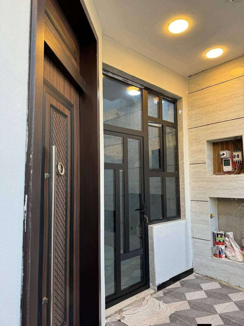 للبيع بيت سكني 100 متر – طابقين
✨ واجهة مودرن وتشطيب راقي وعصري
📐 المساحة: 100م²
🏠 البناء: طابقين
🛏️ عدد غرف النوم: 3 غرف
🚿 تصميم عملي ومناسب للعوائل
💡 إنارة وديكورات واجهة مميزة
🚪 أبواب وشبابيك بتصميم عصري
📍 الموقع: بغداد – الدوره /مجمع السلطان الثالث 

💰 السعر: يُذكر عند التواصل
📞 للاستفسار والتفاصيل: راسلنا خاص 
***********
