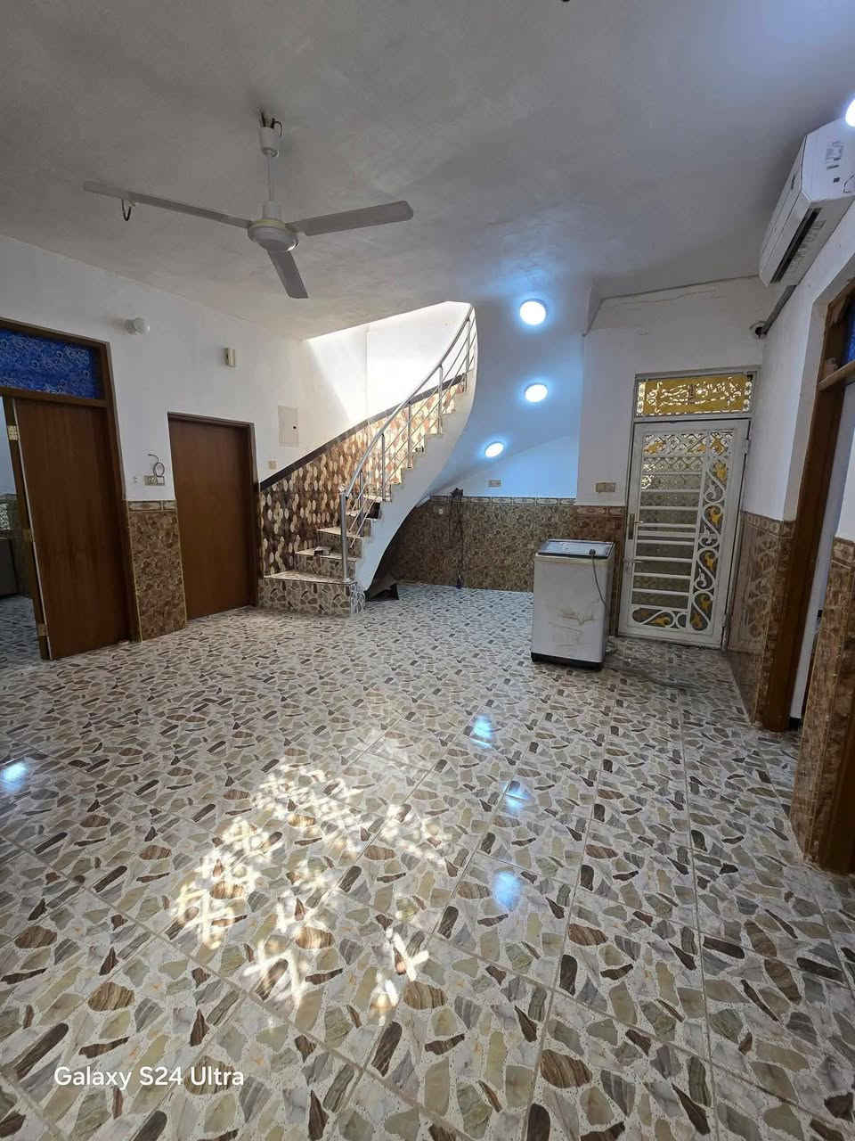 بيت لبيع بشارع المطار الجديد المساحه ١٥٠متر يحتوي على غرف٢ وصاله ومطبخ وستقبال ومكشوفات٢ وصحيات داخليه وخارجيه السعر ٥٥وبي مجال مكتب بركات ام البنين مقابيل شارع السبيس للستفسار *********** مكتب بركات ام البنين قرب مثلجات سنبله

