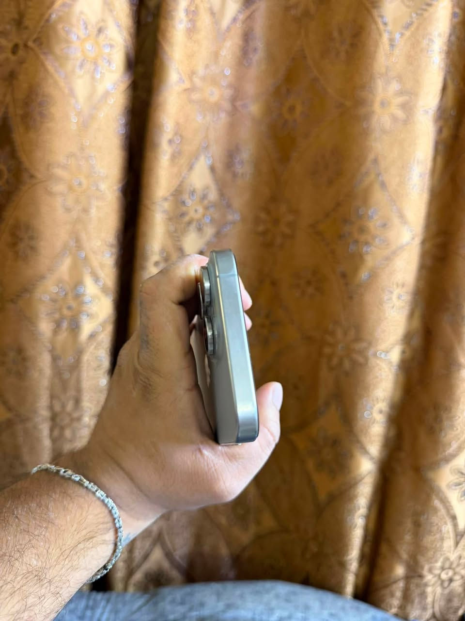 ايفون 15 برو ماكس ذاكره 256 بطاريه 95 مشحون 240 مره الجهاز عربي شرق اوسط AAA مكفول من كلشي كامل ملحقات مكاني بغداد حي الاعلام 
السعر 980 وبي مجال 
***********
