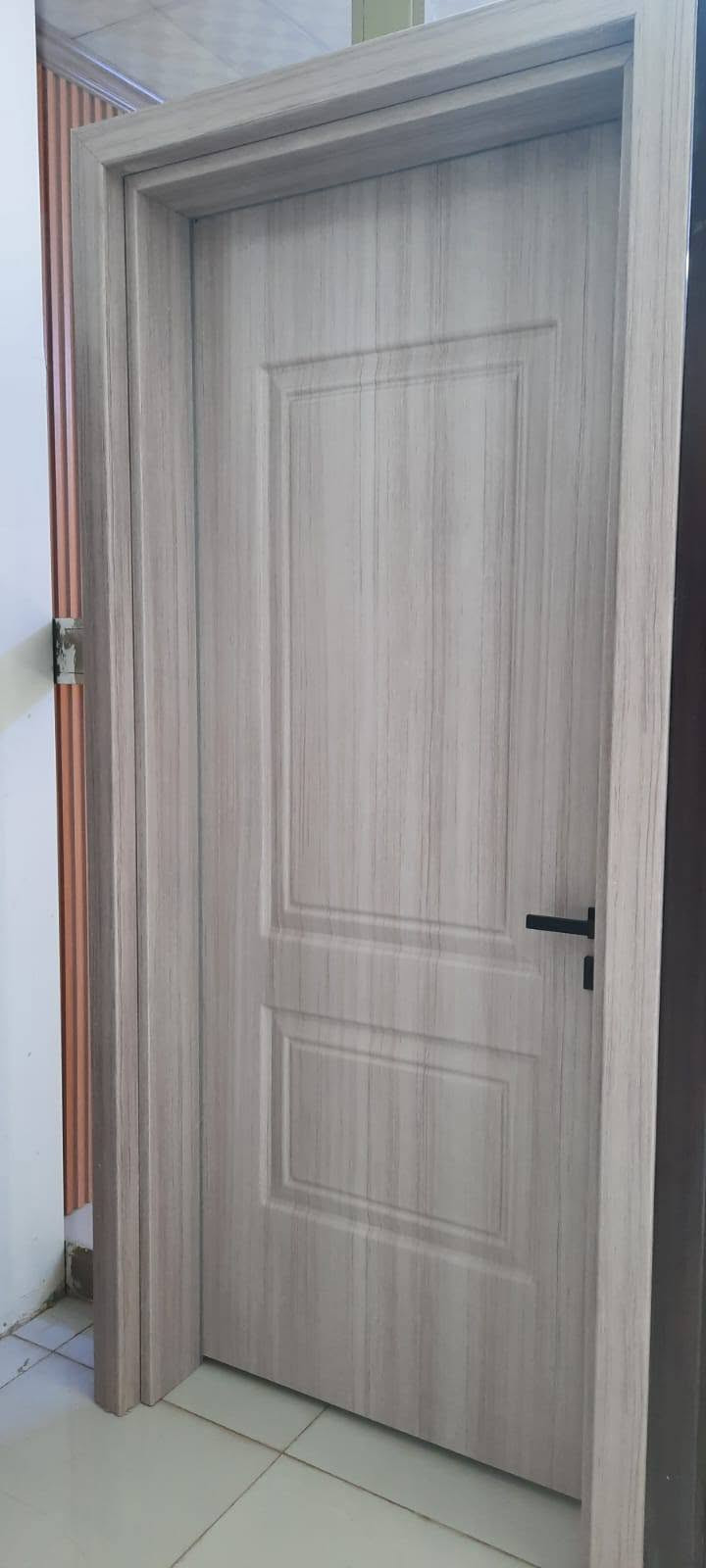 🚪 باب تركي HDF – أناقة وجودة بسعر مناسب 🇹🇷يشمل الشد ونقل 
✨ تصميم عصري وأنيق
💪 خامة HDF متينة وعالية الجودة
🏠 مناسب للغرف والمنازل والمكاتب
🎨 ألوان وتصاميم متعددة
🔧 تشطيب مرتب ودقة بالتنفيذ
📍 متوفر في واسط – قضاء النعمانية
📞 للطلب والاستفسار: ***********
لا تفوّت الفرصة، خلي بابك يضيف لمسة فخامة لبيتك ✨

نص مكتوب في الصور:
- باب داخلي نوع HDF مقاوم للرطوبة - ضد الخدش الحشوة الداخلية خشب مساطر ضمان 7 سنوات عزل صوتي 90% مقبض عصري إكسسوارات عالية الجودة تفاصيل دقيقة تشطيب راقي
- باب داخلي نوع HDF مقاوم للرطوبة - ضد الخدش الحشوة الداخلية خشب مساطر ضمان 7 سنوات عزل صوتي 90% مقبض عصري إكسسوارات عالية الجودة تفاصيل دقيقة تشطيب راقي *********** واسط - النعمانية