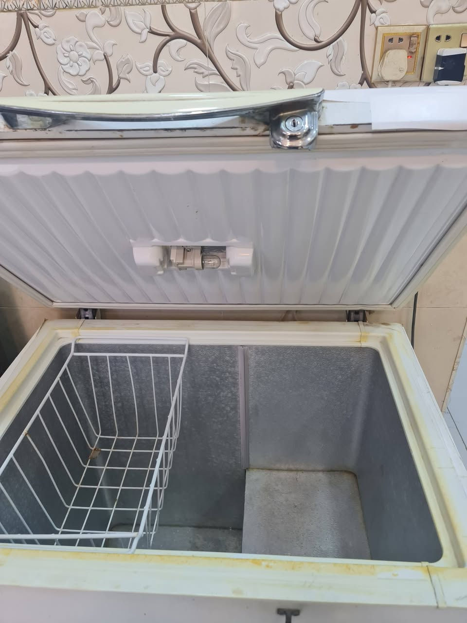 ثلاجة • ماطور بحالة جيدة • بدون غاز