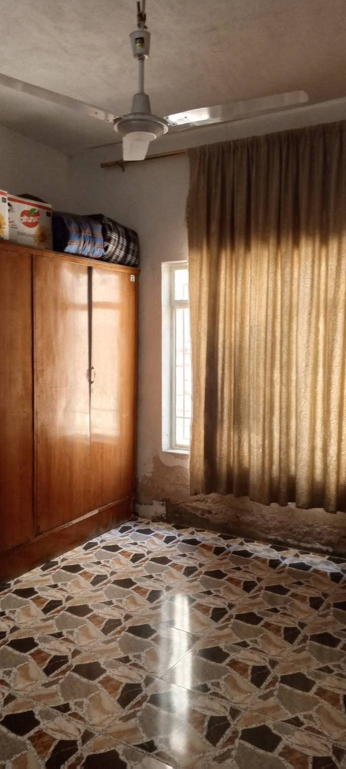 بيت للبيع طابو صرف المساحة 150م بالسند واقع حال 275م يوجد فيه ثلاث غرف وصاله ومطبخ  واستقبال وصحيات داخلية وخارجية ارضيه بورسلاين جدران  البناء البوكس صب وباقي البناء بلوك مضغوط والسطح صب بناء درجة اولى   العنوان/ الحمزة الغربي حي العسكري حي الاصدقاء قرب مولده عمار فيصل على الشارع الرئيسي تبليط 
 الاستفسار الاتصال على الرقم***********
