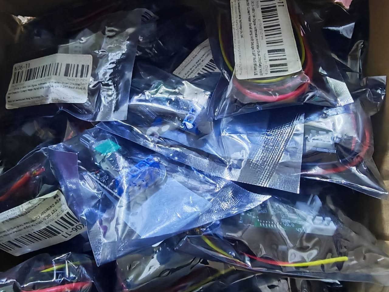 يوجد  كمية
مقياس فولت وأمبير رقمي مزدوج (DC Dual Digital Voltmeter Ammeter)، وهو جهاز إلكتروني يُستخدم لقياس الجهد (الفولتية) المستمر حتى 100 فولت والتيار (الأمبيرية) حتى 10 أمبير أو أكثر حسب نوع الملحقات
اتواصل خاص او الإتصال على الرقم 
*********** بغداد, العراق
