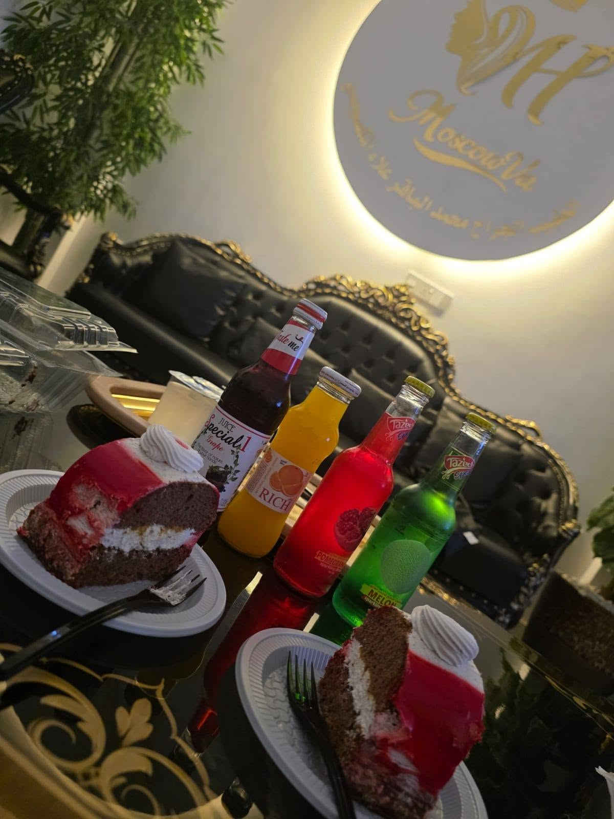 للفائده
مجمع الطبيب الجراح محمد الباقر 

اليوم اريد انقللكم تجربتي يم
الدكتورة حنين الصراف 
موسكو سبا صالون 
اول شي أبدأ الدكتور حنين الصراف وشغلها يجنن وايدها تنلف بحرير واسلوبها الراقي وموادها الاصليه من افضل وارقى الماركات وماحجيلكم عن عيادتها تجنن والنظافة والدزاين كل شي بيرفكت حرفيا

 @@موسكو سبا صالون اليجنن طبعا اني عندي اهم شي النظافه
مااحجيلكم عن الترتيب وجمال المكان والاسلوب الراقي لكل الموظفات من أصغر وحده لأكبر وحده 
كل شي احجي عنهم قليل بحقهم ربِ يبارك بيهم ويرزقهم أضعاف مضاعفة  يعني حرفيا كل شي سويت حقن وهايدروفيشيل ومعالج وشسوار لشعري وشيره  ومساج وحمام مغربي وبدكير ومنكير والحلو بي كل شي متواجد بمكان واحد ما يحتاج ترحين لغير مكان 
وهسه اتركم ويا جمال المركز

نص مكتوب في الصور:
- @موسکو سبا سالن
- @موسكو سبا صالون