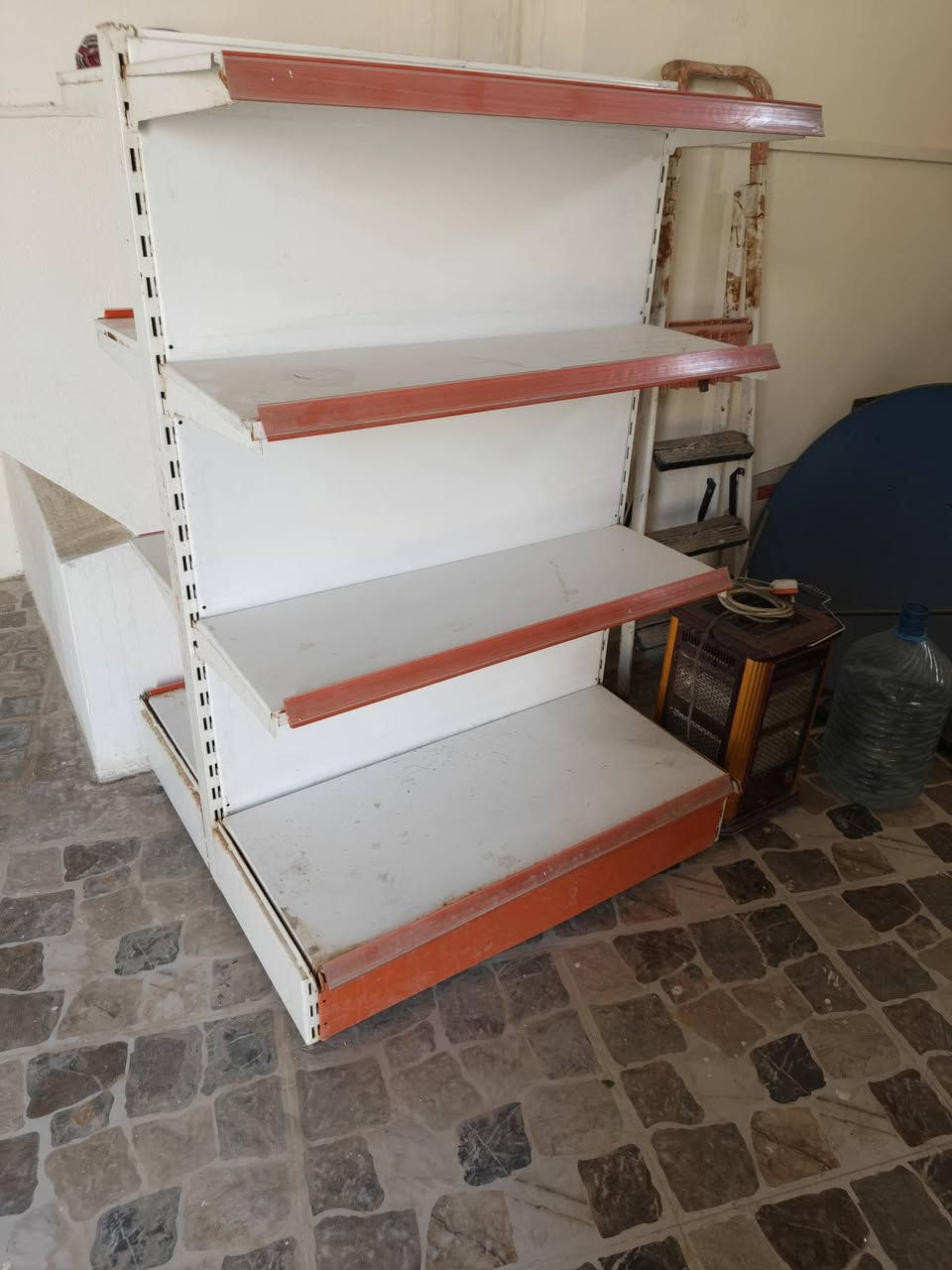 رفوف جناحين بحاله جيده ارتفاع ١٤٠سم
عرض الرف ٤٠ سم ٤ طوابق السعر ٥٠  ألف بيها مجال بسيط
الكندي الثانية 
موبايل ***********
