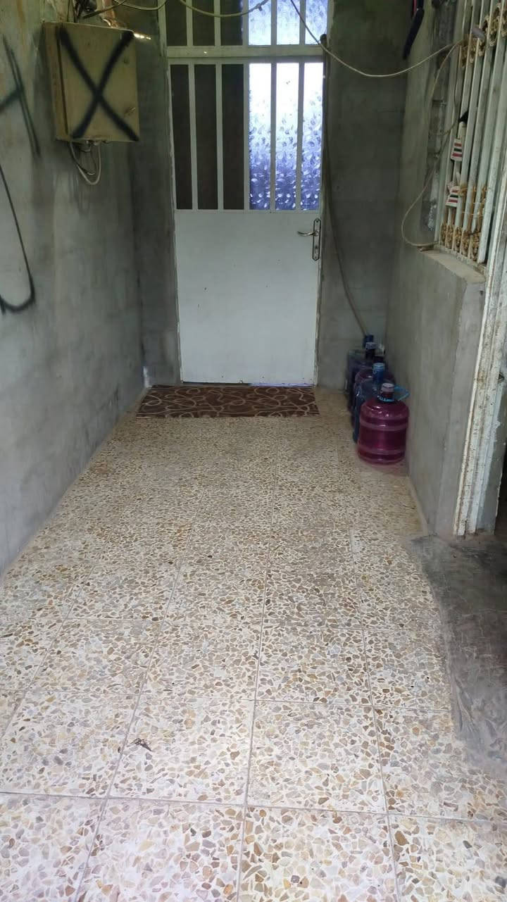 السلام عليكم بيت 100 متر الوجهيه خمسه ونزال عشرين يحتوي عله غرفه وصاله ومطبخ وصحيات كاشي وسقوف ثانويه وبورك تريده هوه والثاث لو بدون اثاث هوه والاثاث ب25 وبدون اثاث ب 20وبي مجال شي قليل يحتوي عله ثنين سبالت وبردات المنزل ومراوح ثنين وكيزر وتانكي كاونتر وسنكي البيت كاشي العنوان انجف الاشرف قرب مخازن النجف الغذائية الاستفسار عله رقم التلفون وعل فيس ***********
