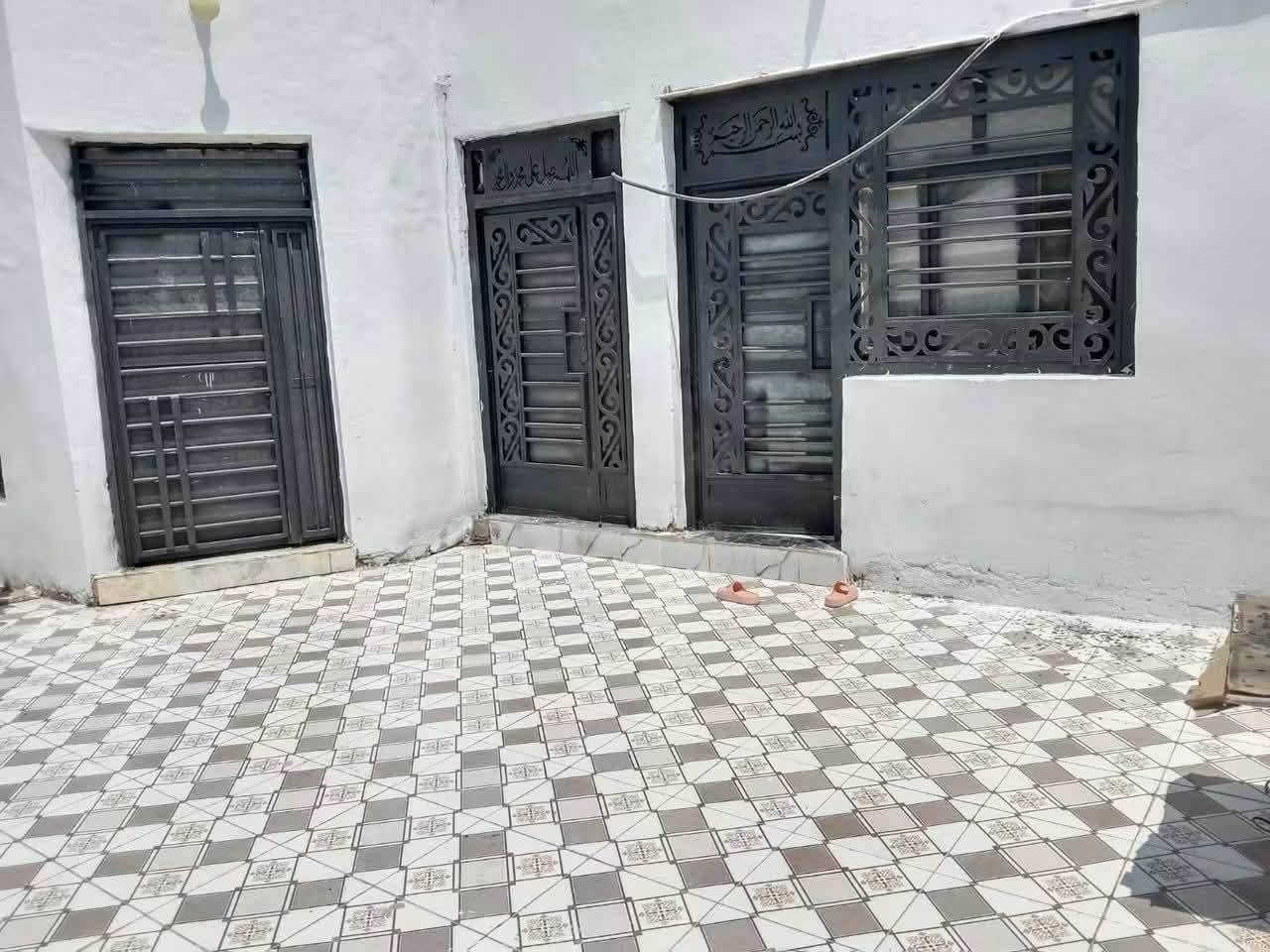 السلام عليكم بيت للبيع مساحه 200 متر غرفتين وصاله مطبخ واستقبال ومناور بيت جديد ونظيف حي الامين ام  طباشي خلف حسينيه سفينه طريق الزوار اكثر استفسار اتصال بالرقم 
***********
