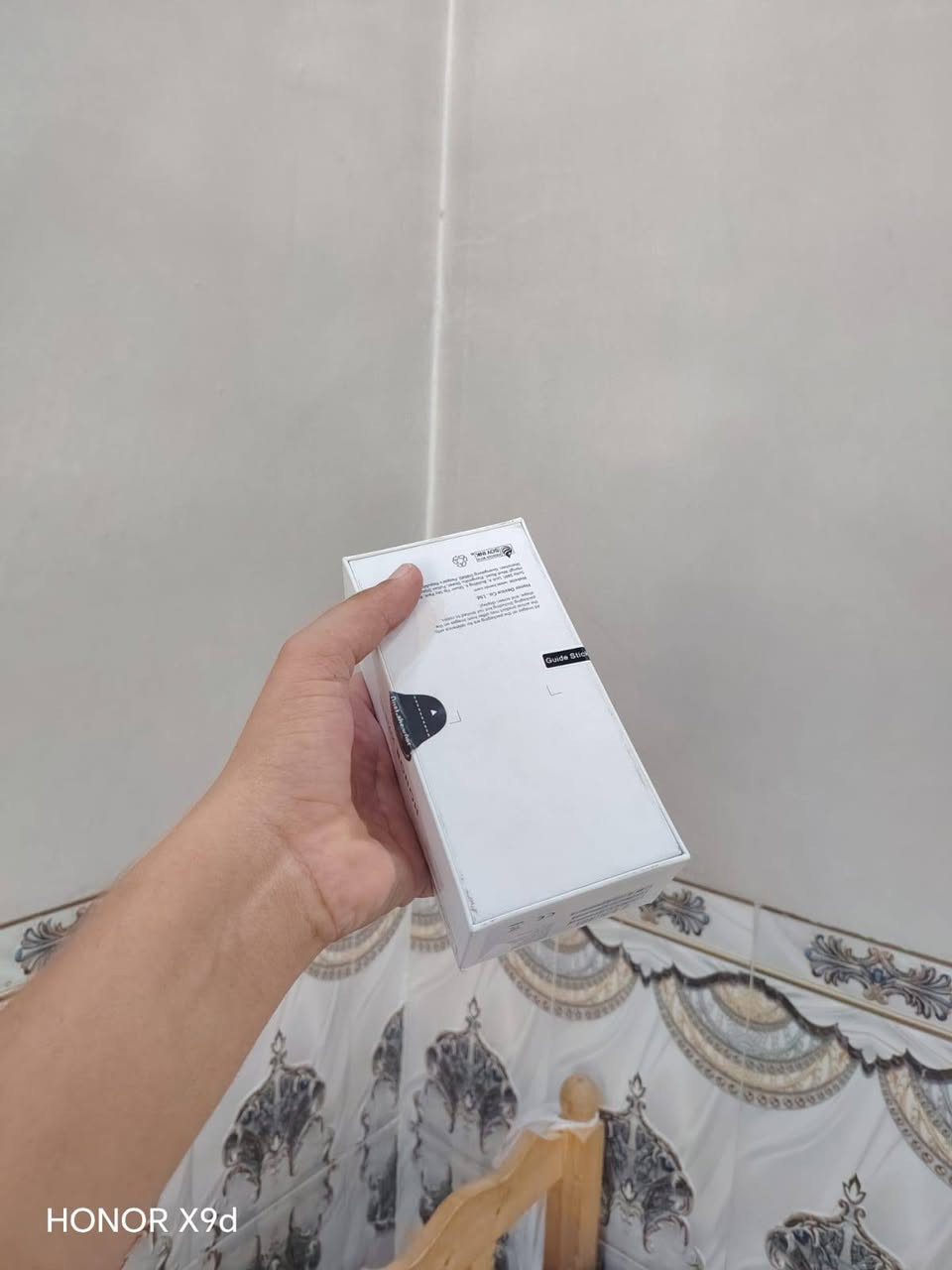 هونرx9D للبيع بعده بلكارتون اللون المييز رام/12  /***********

نص مكتوب في الصور:
- HONOR X9d