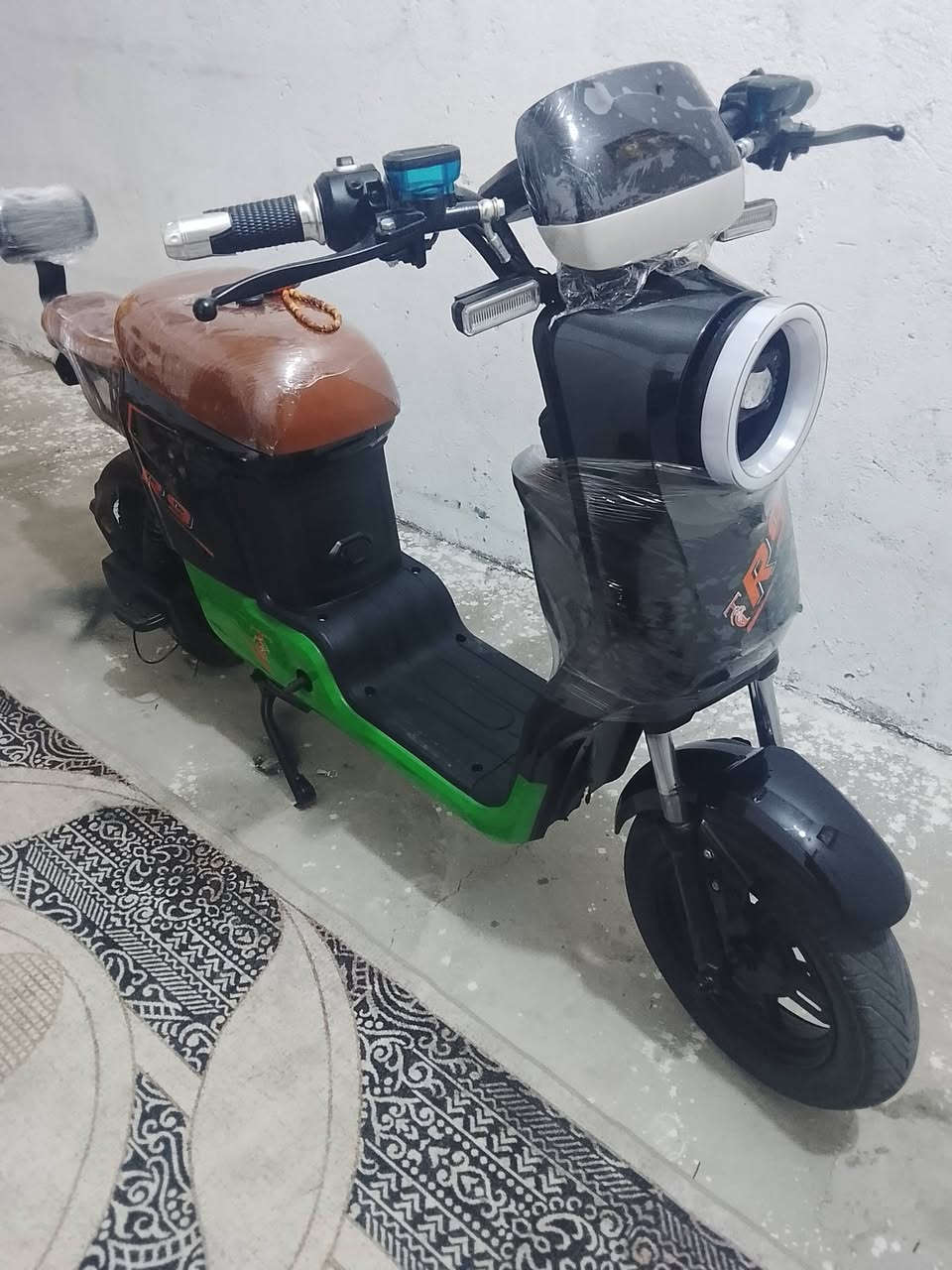 سلام عليكم 
دراجه R9 اخر اصدار 2026 
الون اسود مطعم بخضر وجوزي
دراجه كلش جديده ماصارلها فتره من طالعا من الوكيل
يعني نضيفه بمعنه الكلمه تجي وتشوف بعينك 
ملحقاتها: تكيه+ سله+ شاحنه لصليه+ كفات+سويج
+ بصمتين تشخيل عن بعد 
كهربائيات كلها شغاله كفاله بطاريات وملف
السعر ( 470 ) وبيها مجال حك الجيه 
الرقم *********** متواجد واتساب وتصال فقط

