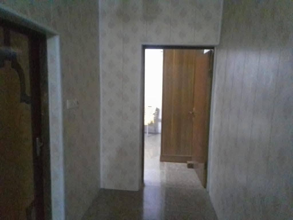 بيت للبيع  في ضباط البلديات قرب اسواق المولى 150متر طابو صرف
الواجه 6نزال 25 
طابقين الطابق الاول متكون من طرمه وصحيات واستقبال ومطبخ وصاله وغرفة نوم والطابق الثاني من غرفتين ومخزن وصحيات وطابق الثالث بيتونه وسطح الواجهة سيراميك والأرضية كرانيت

 السعر220 وبي مجال للاستفسار الاتصال على الرقم ***********
