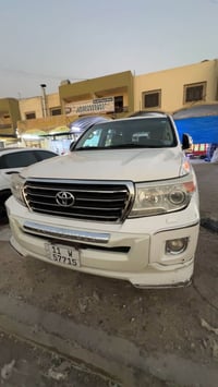 لاندكروز 2014  ماشيه 199000  ضرر مابيها فقط طخات بلدعاميه  و4رصعات الس...