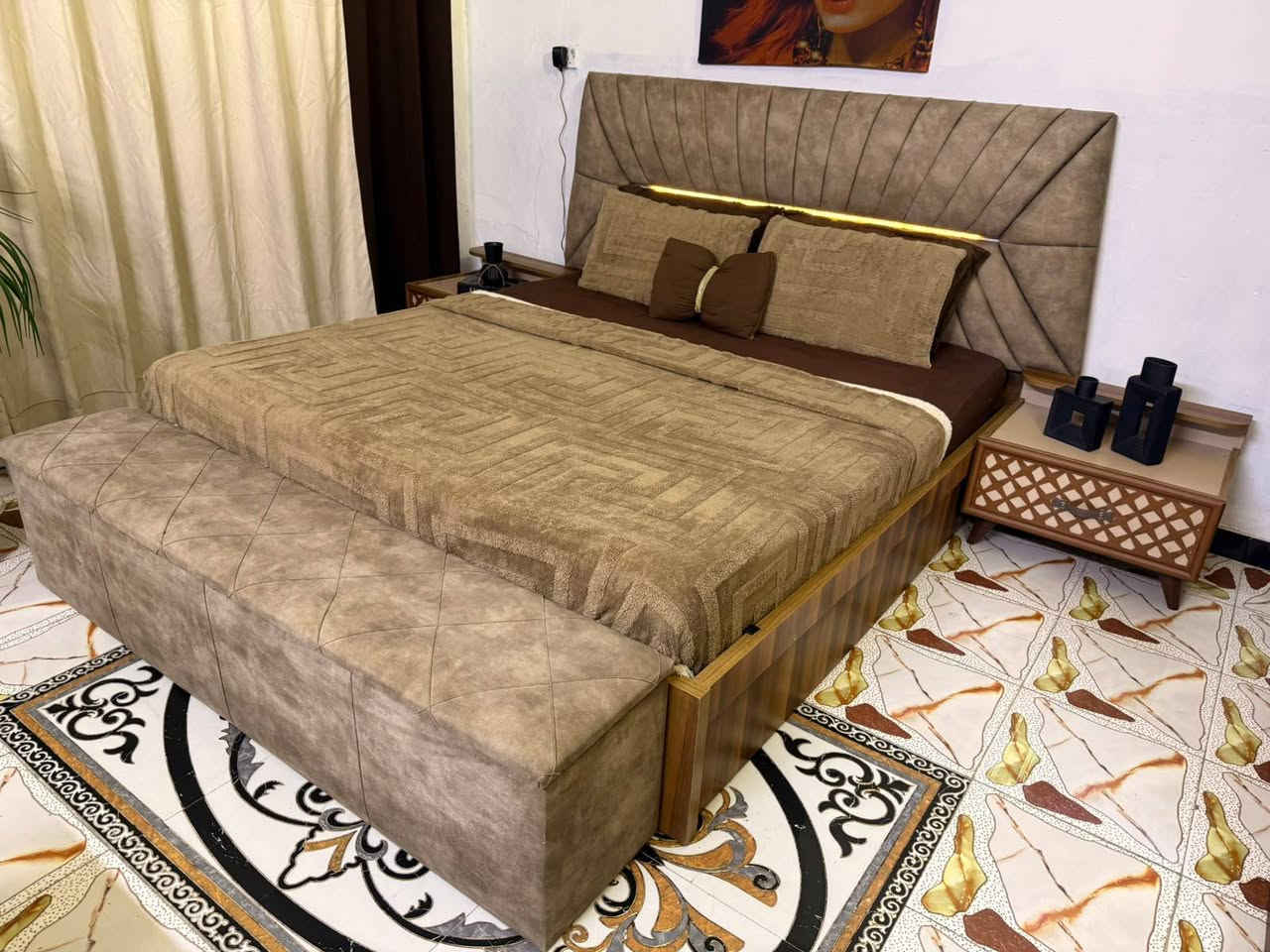 غرفة تركيه للبيع نضافه ١٠٠٪ السرير مخزن والشازلون مخزن
من العالميه أصليه جديدة مابيها ولا ضرر ابد 
تكمه ثكيله قويه ٩ قطع هيدروليك تنفع للعرسان 
***********
