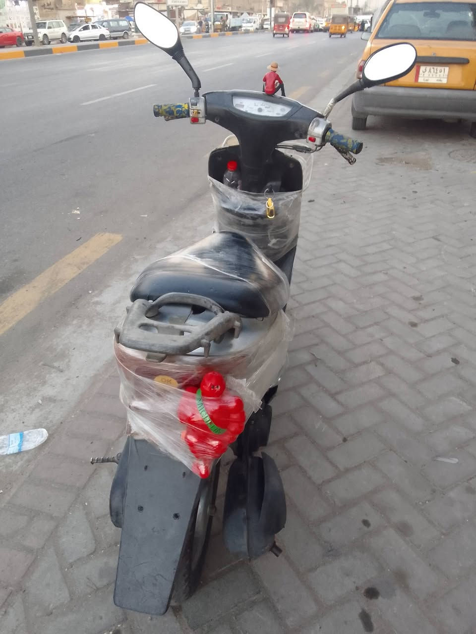 السلام وعليكم حبايب دراجه بلاديه مملعوب بيه كفاله عامة مكينة خير من الله شغاله سلف هندر لايت كهربائيات كله شغالة اوراق بيه السعر 325 الف مكاني بغداد للستفسار الاتصال على الرقم ***********

