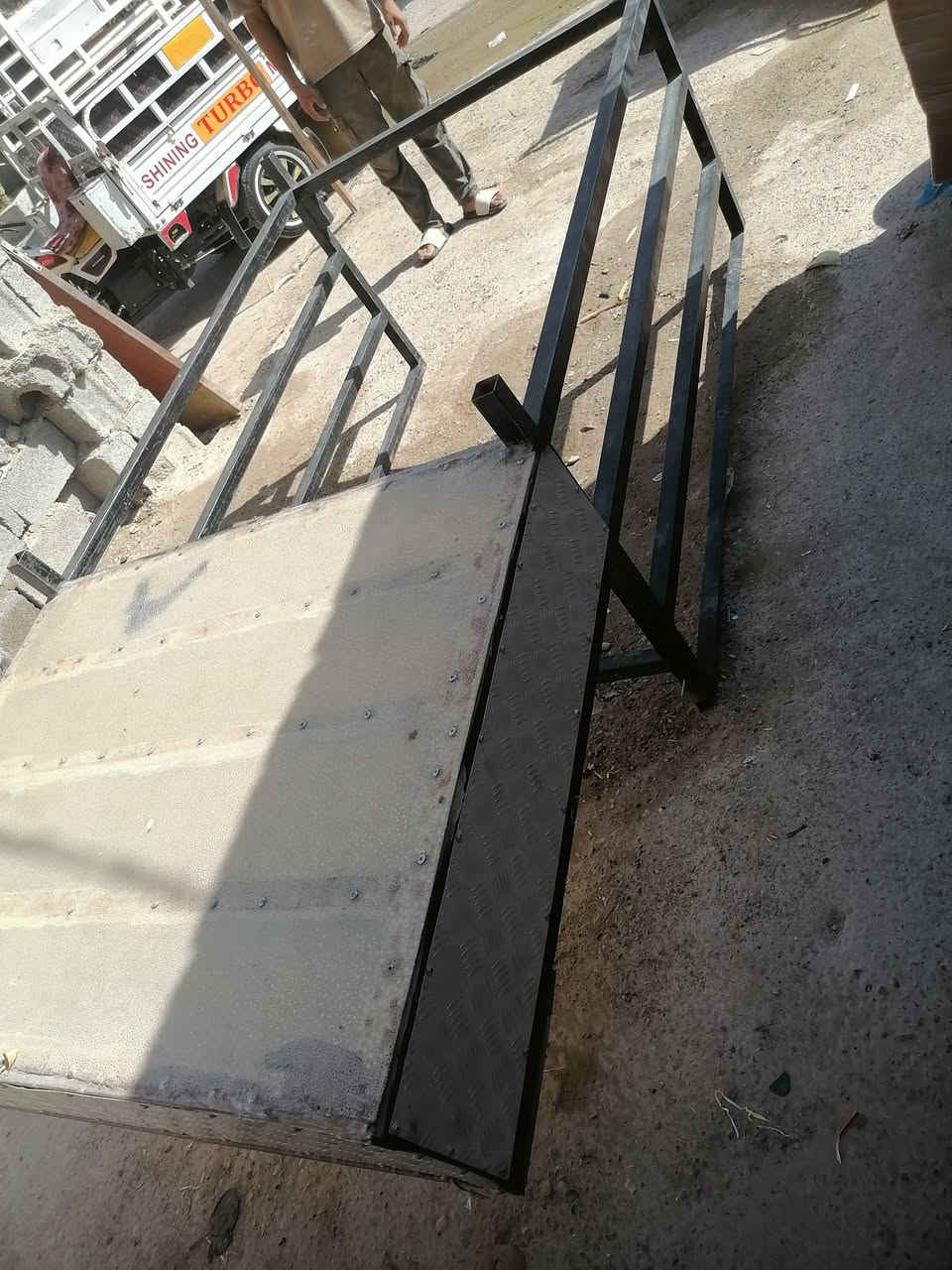 سلام عليكم محجر للبيع نضيف سعره 125 بيه مجال مكان ديالئ تقاطع القدس***********
