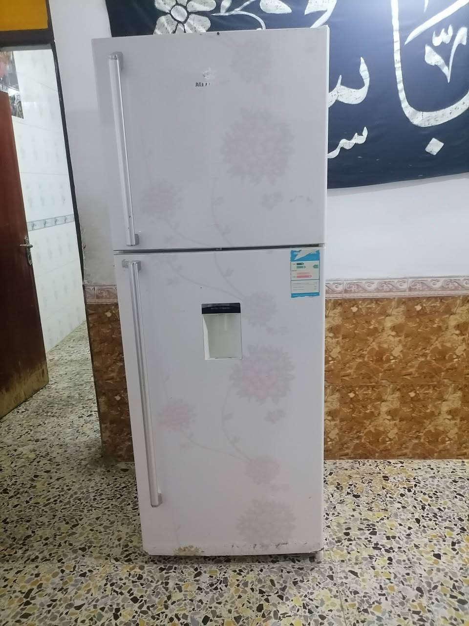 ثلاجه حجم كبير نضيفه شرط الفحص للبيع سعره ١٨٠ وبيه مجال اتصال هاتفي ***********
