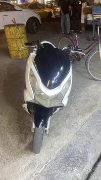 Pcx gen 1 السلام عليكم بي سي اكس جيل الاول  نضيفه بس بيها ضرر بسيط موض...