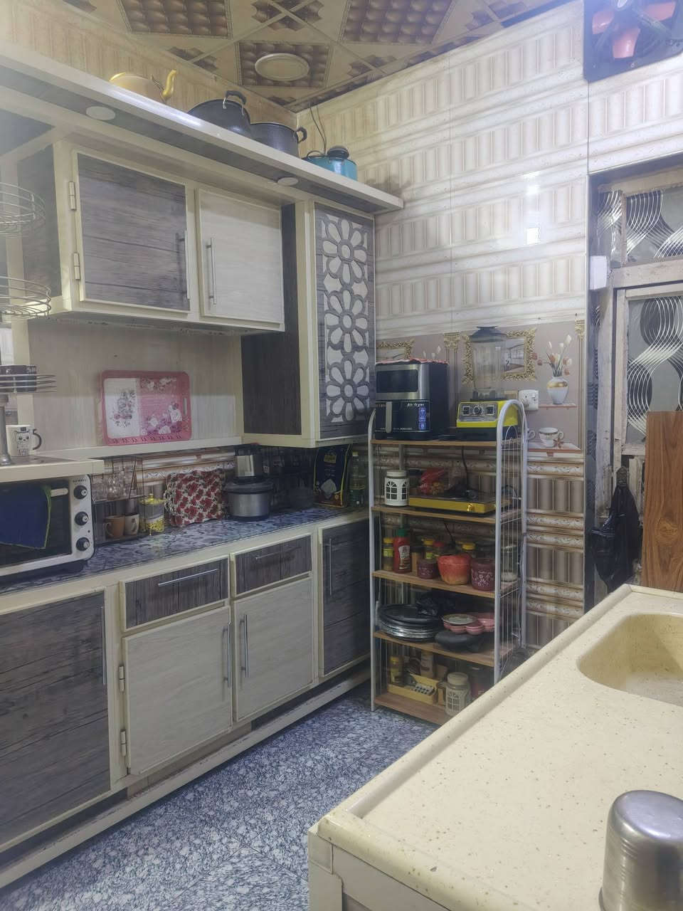 بيت معروض للبيع طابو صرف في حي الزهراء 100 متر الواجهه 5 النزال 20 طابقين يحتوي الطابق الاول على غرفه نوم وصاله ومطبخ وبراني ويحتوي الطابق الثاني على غرفه نوم وصالح للاستفسار والاتصال على هذا الرقم  ***********
