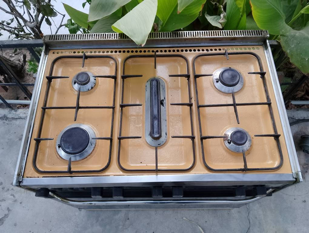 طباخ عشتار شرط الشغل والنظافة عيون كامل والفرن مع منظم وصوندا جاهز، شراي اتصل *********** كركوك, العراق

