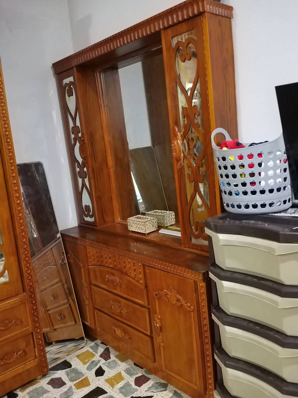 غرفه نوم مستعمل للبيع السعر 850الف وبي مجال 
تخت طفل طابقين مستعمل خشب ثقيل درجة اولى السعر 250قفل قفل 
العنوان الموصل الرشيدية سايدين قطاع السادس قرب اول استدارة قرب المقبرة الاستفسار الاتصال على الرقم او الواتساب والواتساب فقط بالليل مفتوح 
***********
***********
