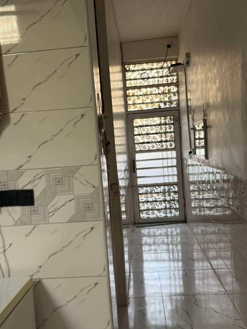 بيت لبيع مساحه  ١٠٠ م   يحتوي عله غرفه نوم وصاله وستقبال وصحيات   عنوان حي الجامعه طولاني بناء ٢٠٢٣ بي سطحين وبيتونه طابق واحد رقم القطعه ٦٥٥ مامطلوب تحويل نفس اليوم بناء طابوق شارع١٠ م اول فرع  عن الشارع العام قرب مجمع الرواد عبرة شارع عن الفلاحية مقابيل السفينة ماركت سعره 90وبيه مجال لمراجعه دلاليه سيد حيدر ***********
