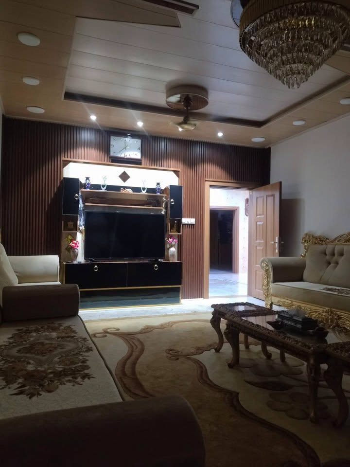 للبيع بيت طابو صرف ٢٠٠ متر طابقين الشريط حي ميسان منطقة ٧٦ موقع مميز شارع ١٥ متر مفتوح على شارعين 25 متر تفاصيل البناء اساس صب والباقي صب وشلمان يحوي على ٦ غرف نوم وصالة عدد ٢ ومطبخ عدد ٢ حار وبارد واستقبال وصحيات عدد ٤ الأرضية بورسلين هندي وسقوف ثانوي وديكورات حديثة سعر ٢٩٠ مليون وبي مجال للاستفسار اتصل ***********
