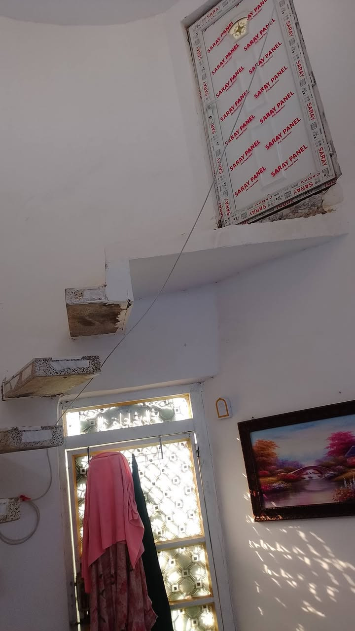 العقار للبيع مساحه 100متر مربع ركن على شارعين بحي الامين الثانيه بنزله الساده الفؤادين يحتوي على غرف نوم عدد 2 + استقبال+صاله+مطبخ+صحيات خارجه+صحيات داخليه+كراج+ غرفه فوك مخزن بناء طابوك وبلوك والسقف عكاده (السعر 75 مليون وبي مجال بسيط
***********
