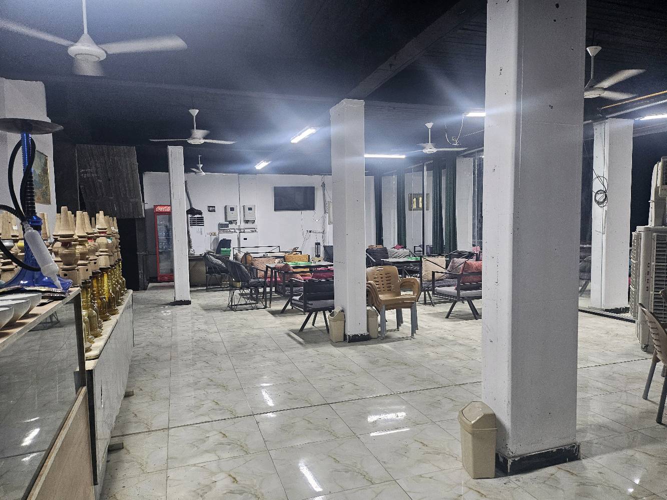 البناية جديدة ومؤجرة  للبيع تتكون 200 متر بناء ٤٤٠ متر فيها ٥ محلات وقاعة الطابق الثاني مؤجرة كوفي 
كذلك المحلات مؤجرة يعني بيه دخل 
النجف كوفة حي ميسان شارع الجوهرة مقابل البناية مدارس . تواصل على نفس الموقع