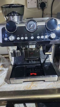 مكينه ديلونكي للبيع شغاله من كلشي للتواصل  07810249288