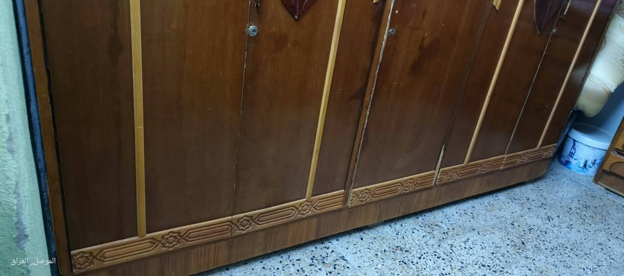 السعر: 145 ألف دينار عراقي (التصوير ضالمه)الحالة: مستعملة ونظيفة جداً، الخشب متين والتصميم كلاسيكي مميز مع تفاصيل أنيقة على الأبواب.الموقع: الموصل حي الزنجلي 📍الخزانة قوية ومناسبة جداً للاستخدام الفوري ومساحتها ممتازة للتخزين.📥 للمهتمين أو للشراء، يرجى التواصل عبر الرسائل الخاصة أو ترك تعليق. الرقم *********** واتساب 
ملاحظه لايوجد توصيل
