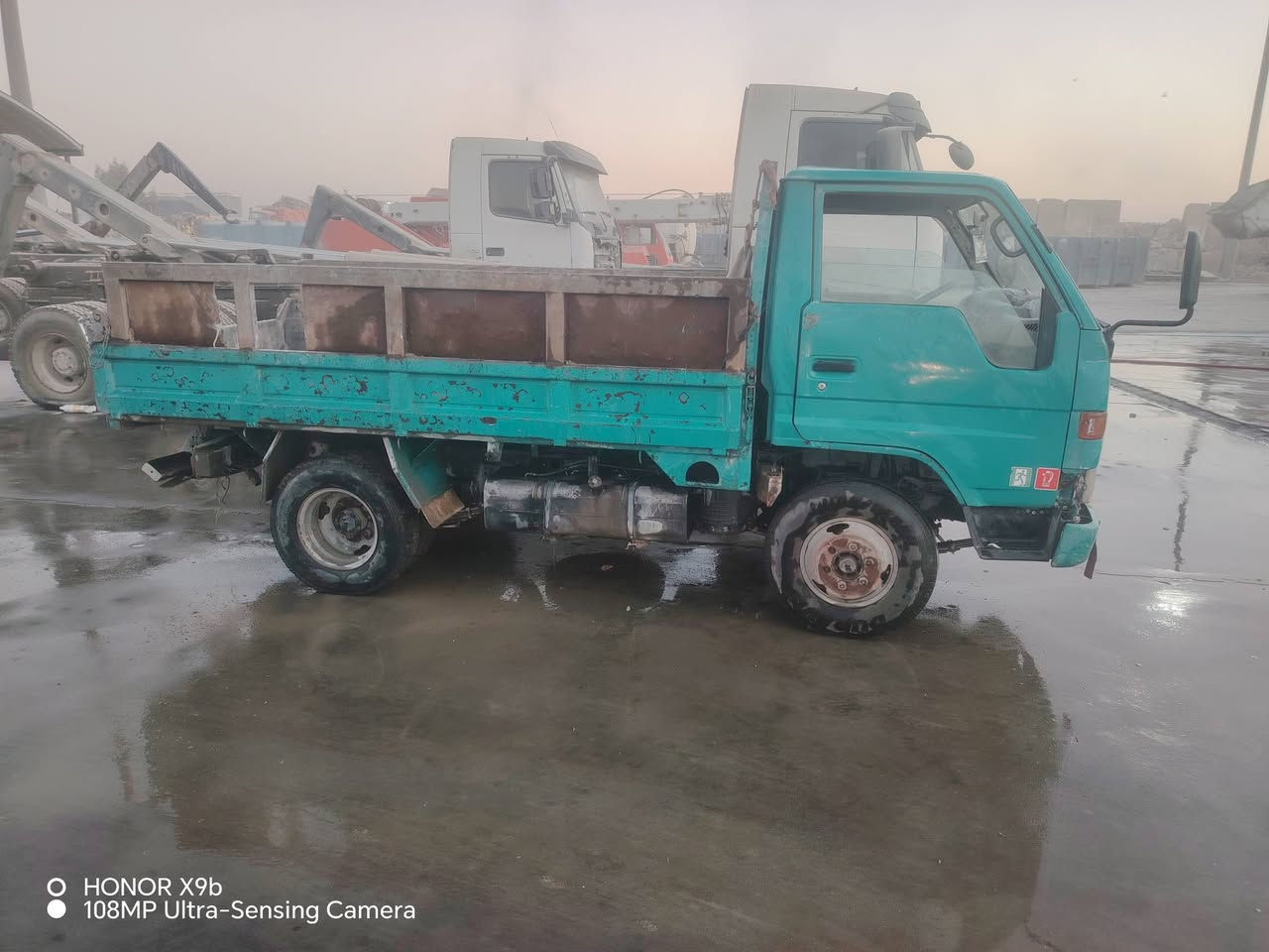 السلام عليكم
تيوته راس الثور رقم بغداد موديل 95 اصل تحويل مباشر

كير محرك شواصي مكفولات 

***********

نص مكتوب في الصور:
- O HONOR X9b 108P Ultra-Sensing Camera
- HONOR X9b
- 108MP Ultra-Sensing Camera