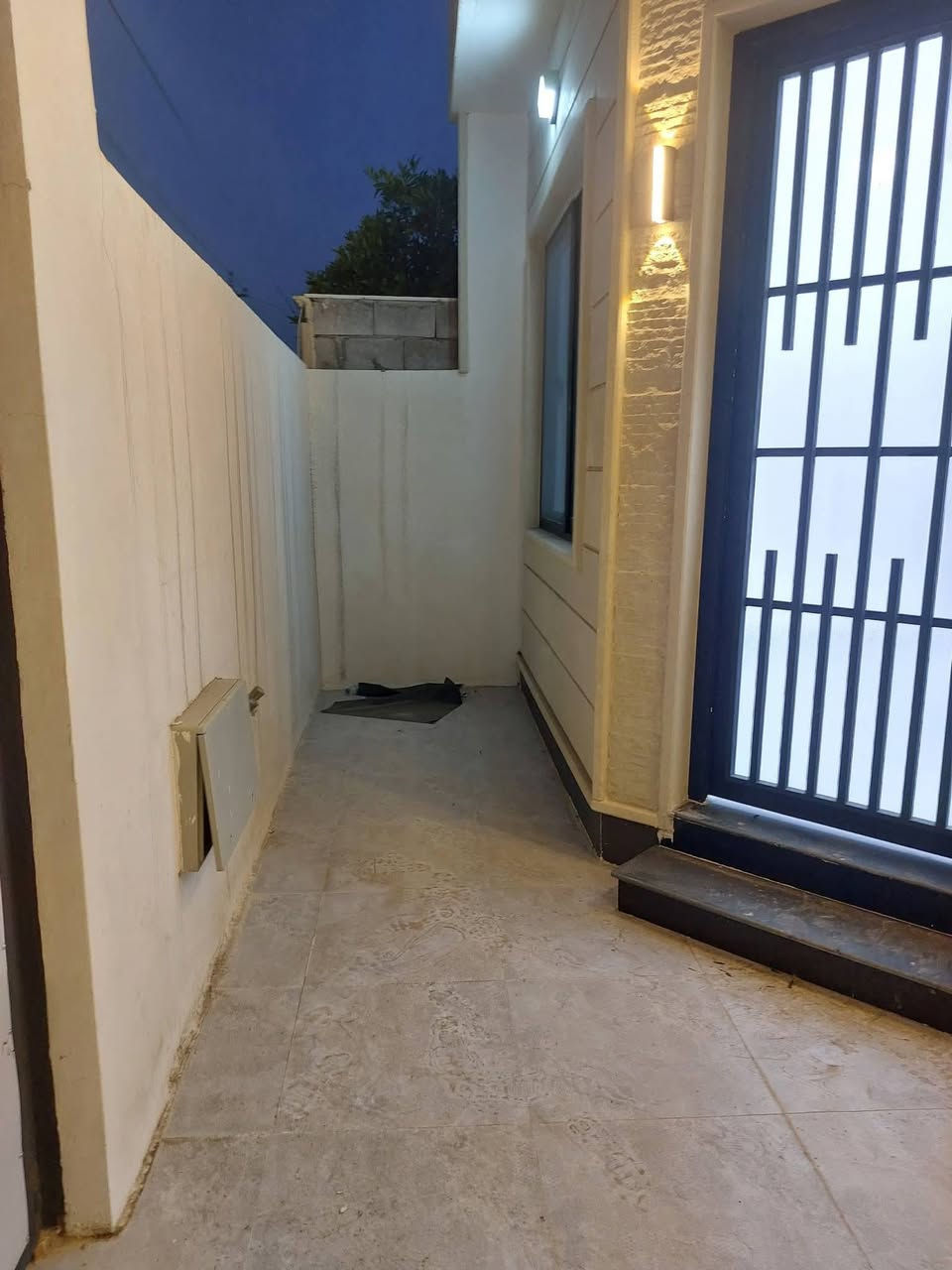 دار للبيع في حي السكر .
المساحه ١٥٣ متر واجهة ٧.٥ متر. 
اتجاه قبله شارع ٢٠ متر  رصيف ٥ متر. 
يحتوي على ٦ غرف نوم وهولين واستقبال مع باقي المشتملات. 
الدار بناء حديث وتسليم فوري .
سند طابو الزهور ومكاتبه مع الشرعي مباشر. 
لمزيد من المعلومات والسعر الرجاء الاتصال على أرقام المكتب لطفا 
***********
***********
***********
او مراجعة المكتب في حي النور بعد دورة زيناوه بأتجاة دانيه ماركت مقابل صيدليه الكوثر.
