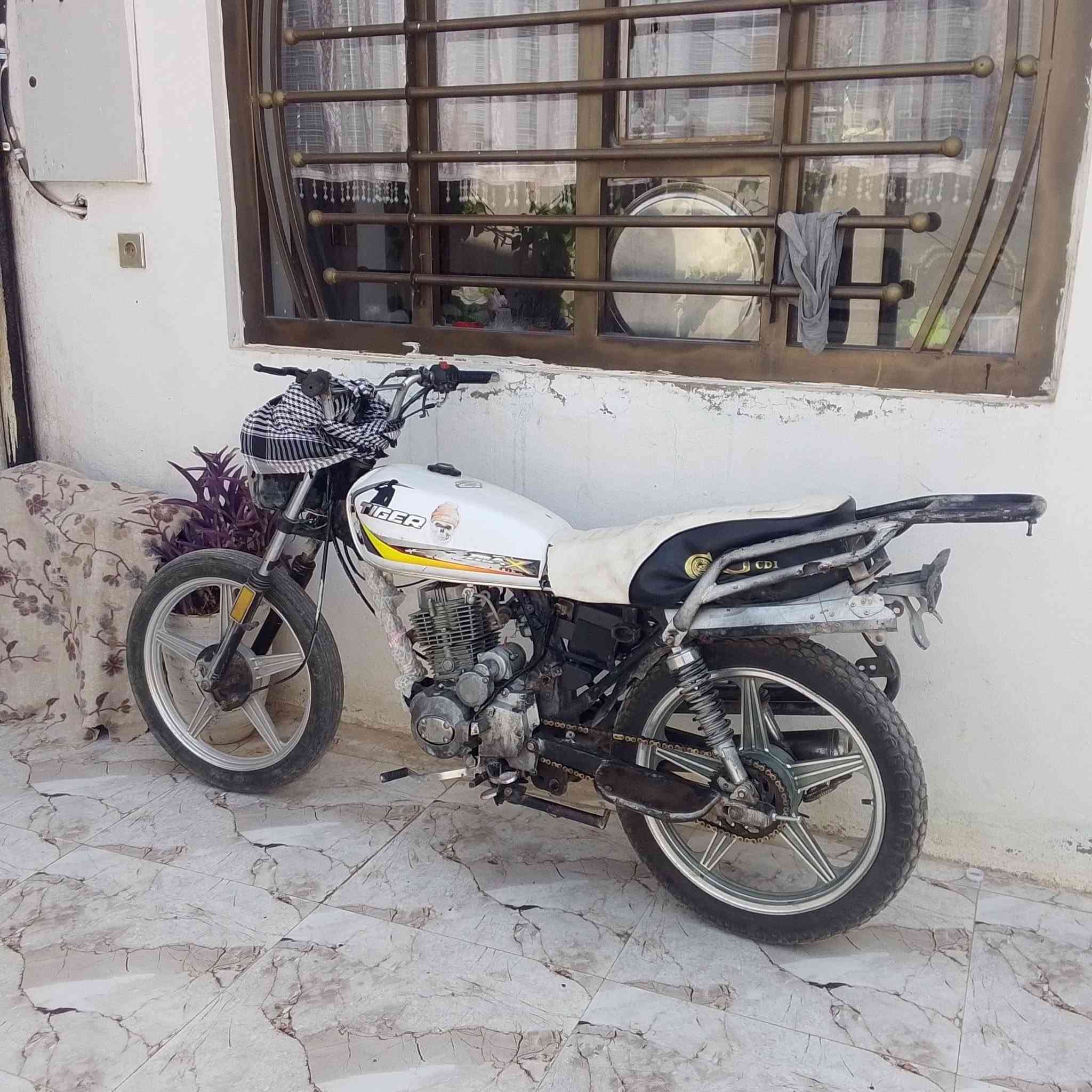 سلام عليكم ماطور جني 5 محرك ولا صرف ولا بخار كهربائي شغاله بس ناقصه باتري نكره سلف مال شغل محرك ناعم اخراس تخم تاير جديد نشاط فول دبلات خلف امامي جديد نشاط فول ✈️ 
السعر 150 بيها مجال للطيبين مكاني كركوك كوباني بيع مستعجل 
***********
