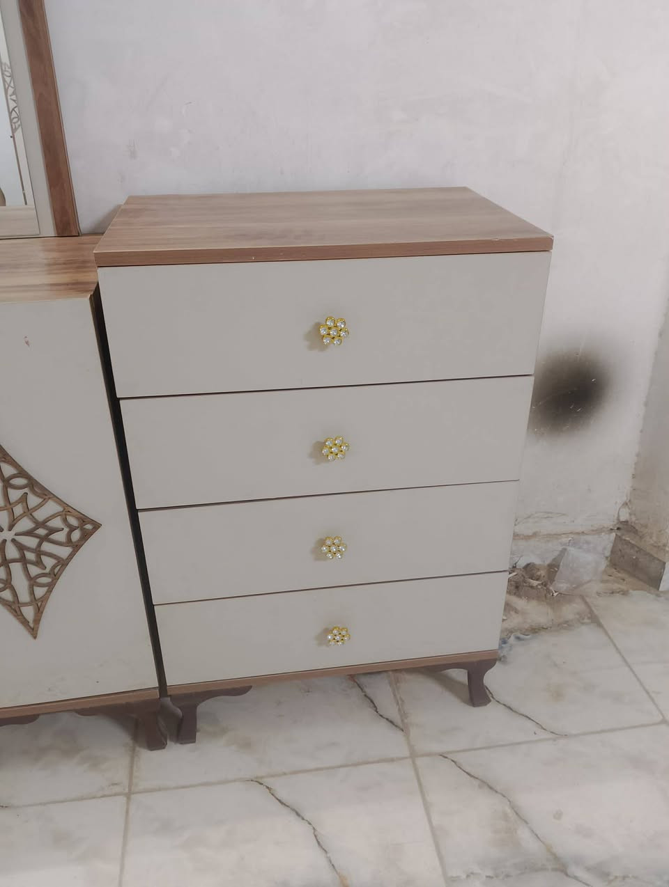 غرفه نوم مستخدم شي قليل 8قطع زورونا معرض السليمانية البيع وشراء الاغراض المنزليه...قادسيه قطعه500.تواصل عل الرقم واتس اب ***********...تجدون مايسركم .ادارة.سعد الامير
