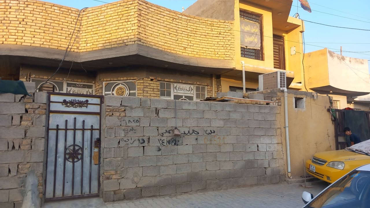 مشتمل للايجار مساحته ١٢٠ متر 
غرفه ومطبخ وهول واستقبال وصحيات داخليه وخارجيه بناء طابوك حديث  كله سراميك   حي الحكيم  على شارع الصب الرئيسي يحتوي على ماطور وتانكي وكيزر  قريب جدا من مدرسه ا لمرسلات الابتدائية للبنات وكذالك قريب من مدرسة لقمان الحكيم الابتدائية وقريب من المركز الصحي 
سعر الايجار ٢٠٠ قفل بدون تعامل 
  اتصال على الرقم واتساب ***********
